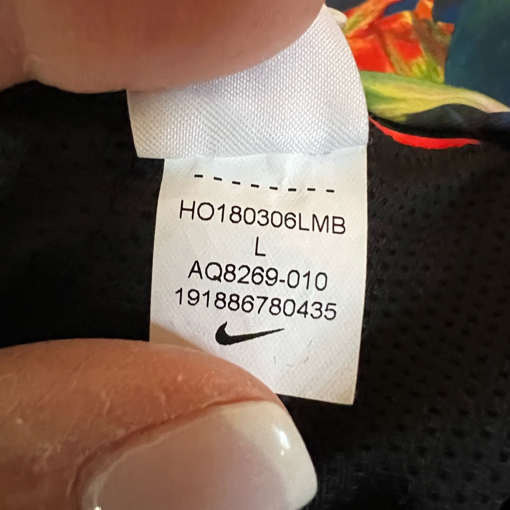 Nike sports bra waiting for a new home to small for me - Picture 5 of 6